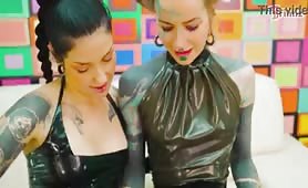 Lesbo italiano in stile fetish con Morea Black